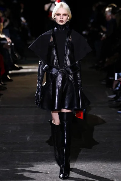 Look 10